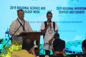 One of ISAT U students answers the question of Sec De La Pena and won a prize from the Secretary.